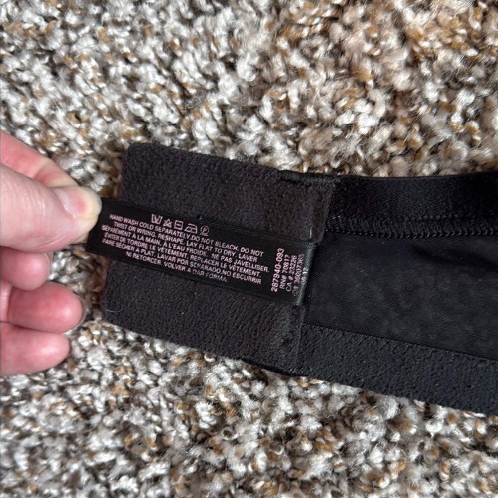 EUC Victorias Secret Elegant Black Floral Lace Underwire Bra - 38D​ - Picture 12 of 12